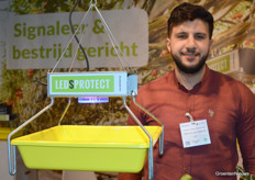 Mahmut Can Adarisir hielp LedsProtect op de beurs en ging op de foto met de plaaginsectenval.